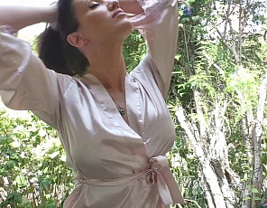 content/Out-in-the-Garden-video/1.jpg